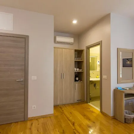 Πανσιόν Tifani Luxury 4*