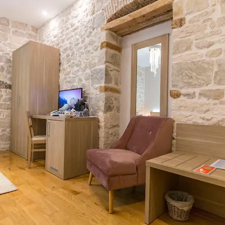 Πανσιόν Tifani Luxury 4*