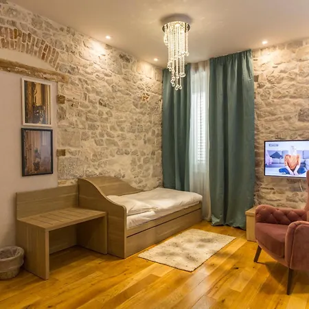 Tifani Luxury Πανσιόν 4*