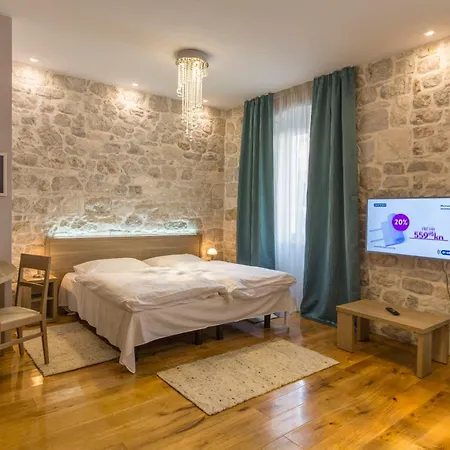 Πανσιόν Tifani Luxury Σπλιτ